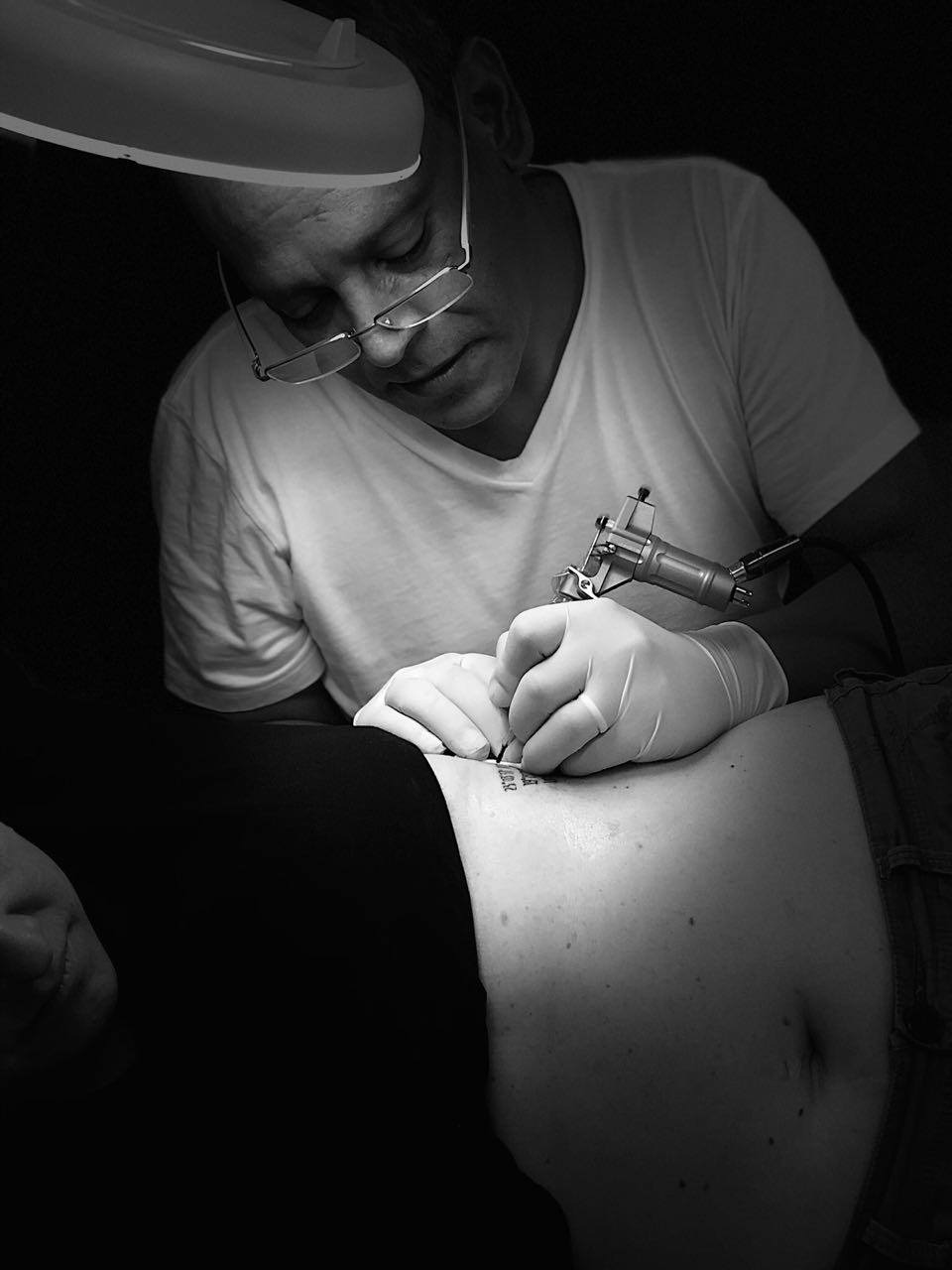 Hermes Barreto tatuando — Tattoo Studio Skin Art